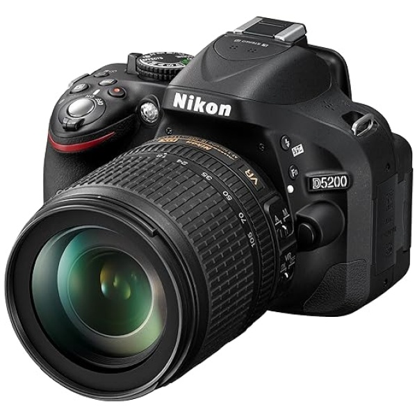 Nikon D5200 Fotocamera Digitale SLR, 24.1 Megapixel, Display TFT da 7.6 cm (3 Pollici), Full HD, HDMI, kit incl. Obiettivo AF-S DX 18-105 mm VR,...