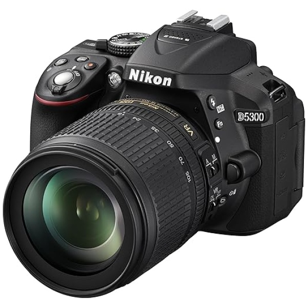 Nikon D5300 Fotocamera Digitale Reflex + Nikkor 18/105VR, 24.1 Mbps, LCD HD da 3" Regolabile, SD da 8GB, 200x Premium Lexar, Nero [Nital Card: 4...