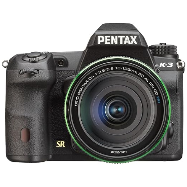 Pentax K-3 Kit Fotocamera e Obiettivo DA 18-135mm WR, Sensore CMOS APS-C da 24,71 Megapixel Senza Filtro AA, Display LCD da 3,2”, Video Full HD, Nero